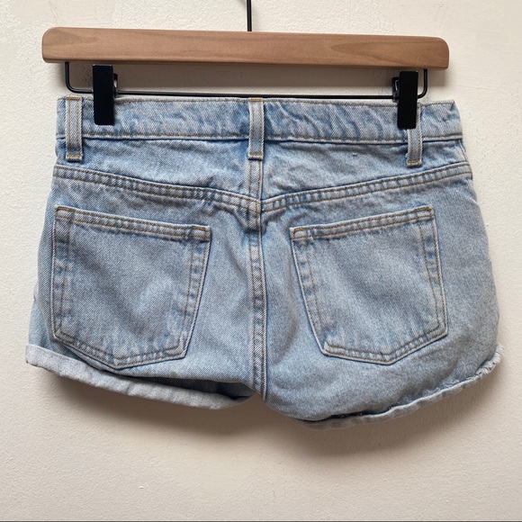 American Apparel Light Wash Button Fly Rolled Cuff Denim Shorts Women’s Size 26 - Picture 3 of 8